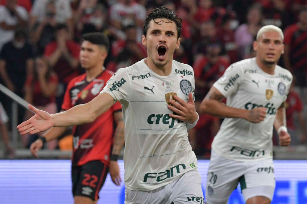 Raphael Veiga garante, de pênalti, no final do jogo o empate do Palmeiras diante do Athletico-PR