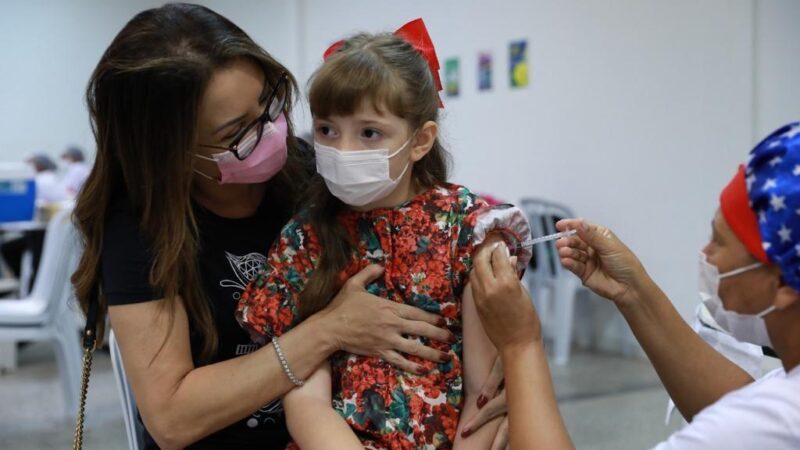 Primeira-dama vacina filha e toma a 4ª dose: “Precisamos combater esse vírus”