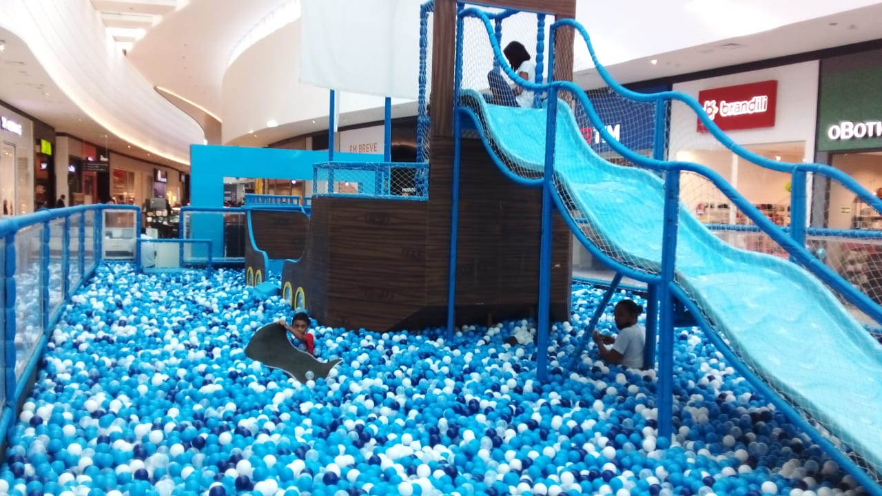 Piscina com 120 mil bolinhas faz a diversão da criançada no Shopping Sinop