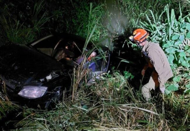 Idoso fica preso às ferragens após perder o controle do veículo e cair em vala na BR-163 em Guarantã do Norte