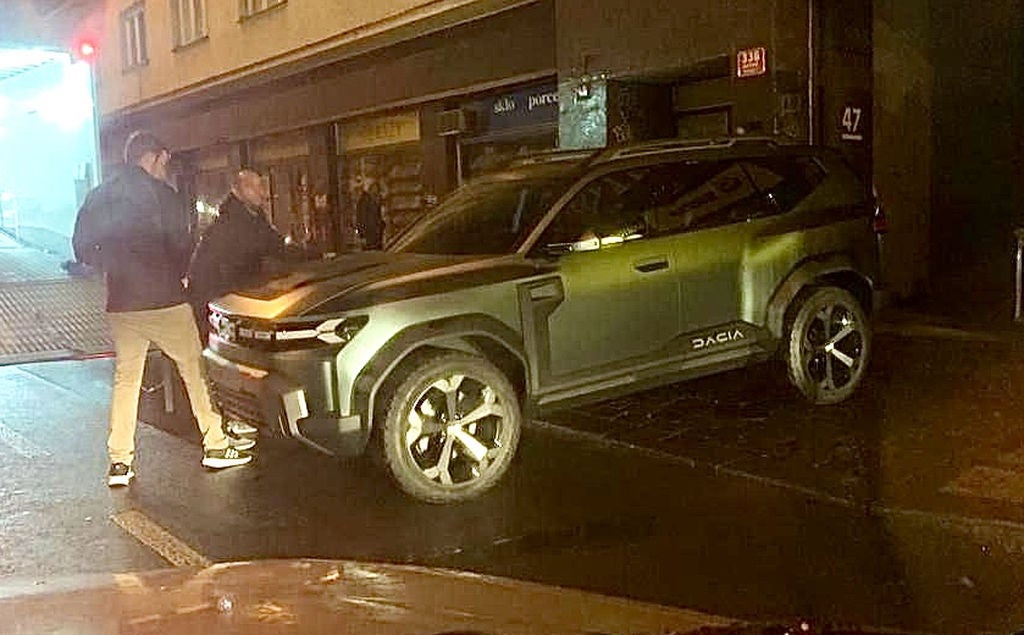 Dacia Bigster é flagrado em Praga após se ocultar da imprensa