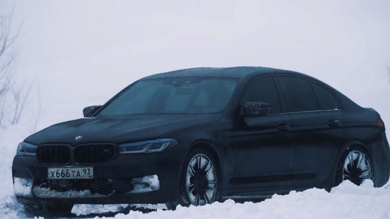 Russo usa arco e flecha para explodir BMW M5 (vídeo)