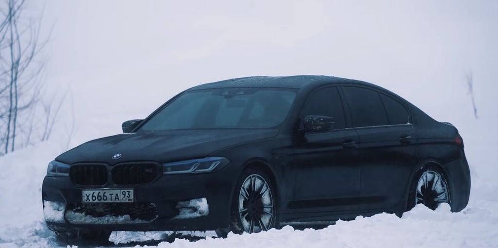 Russo usa arco e flecha para explodir BMW M5 (vídeo)