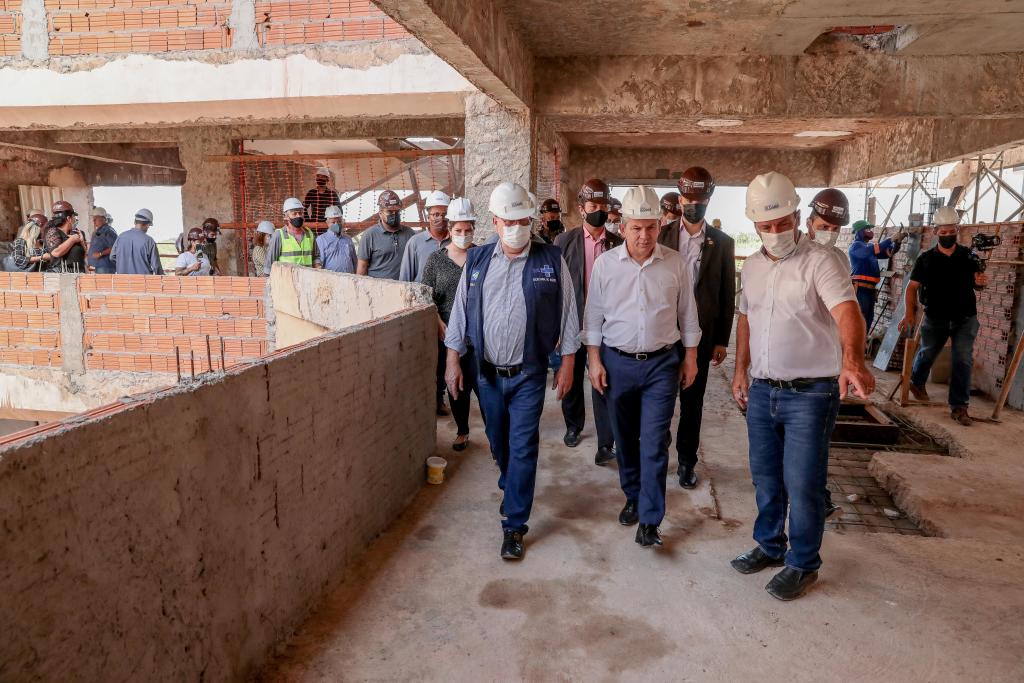Governador e secretário vistoriam Hospital Central: “Está andando bem; será o maior e melhor hospital em termos de infraestrutura”