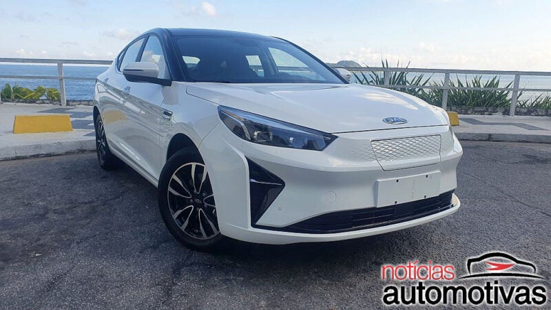 Elétrico JAC e-J7 agrada na proposta, não em conteúdo