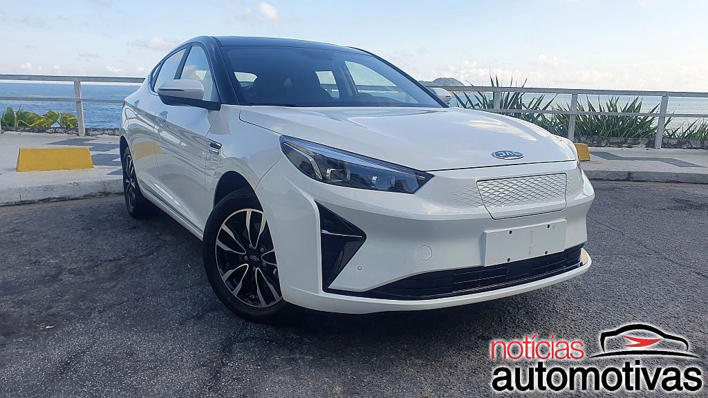 Elétrico JAC e-J7 agrada na proposta, não em conteúdo