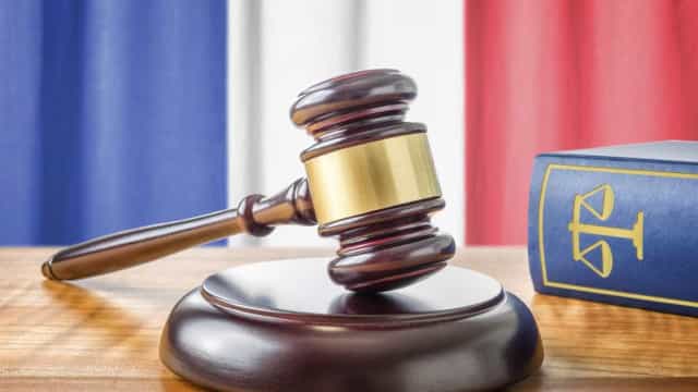 Mãe é acusada de matar filho de 10 anos encontrado numa mala