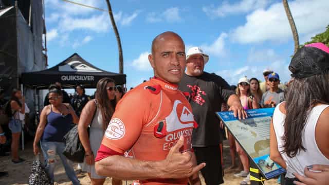 Perto de completar 50 anos, Kelly Slater conquista título de Pipeline