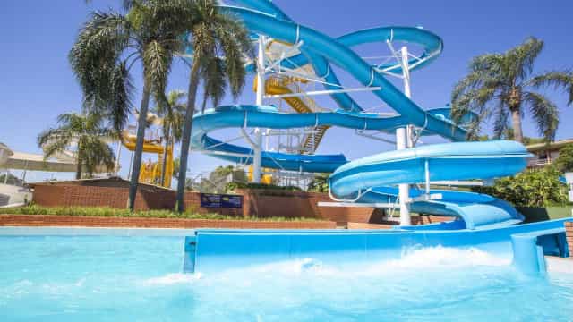 Menino morre após cair de altura de 15 metros em parque aquático