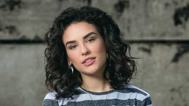 Kéfera Buchmann aproveita brecha na gravação de filme para curtir a folia