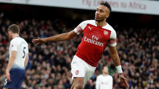 Barcelona anuncia contratação de Aubameyang