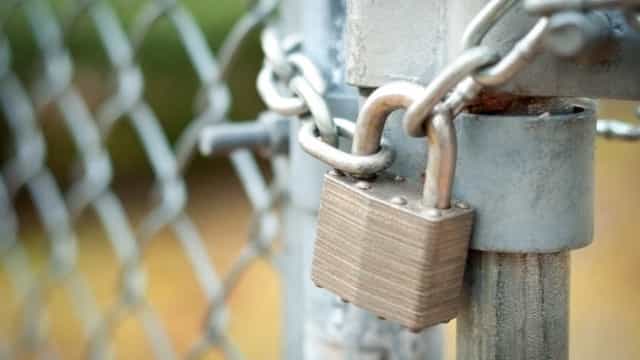 Homem tranca posto de saúde com corrente após revolta por falta de médicos