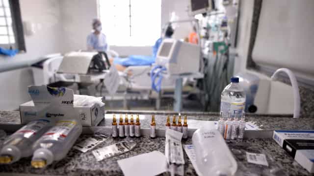 Brasil registra queda na média móvel de casos de Covid