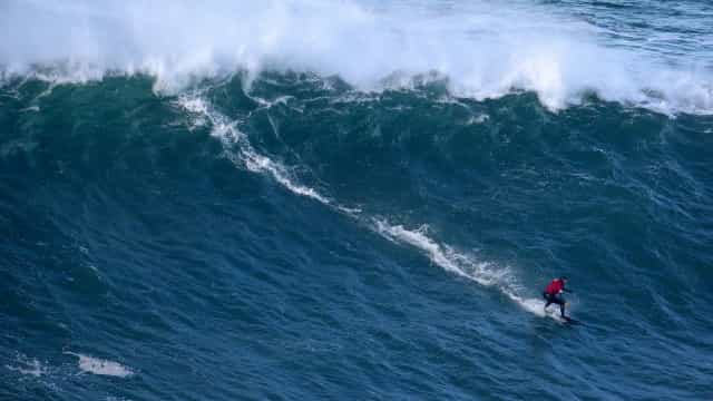Lucas Chumbo e Maya Gabeira faturam título do torneio de ondas gigantes em Nazaré
