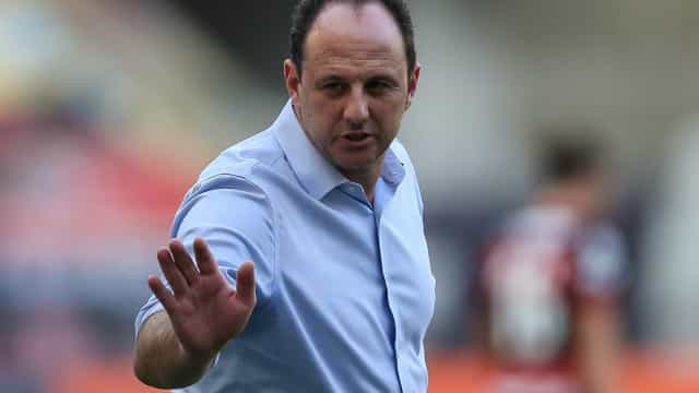 Rogério Ceni faz testes em busca de uma nova escalação para o São Paulo