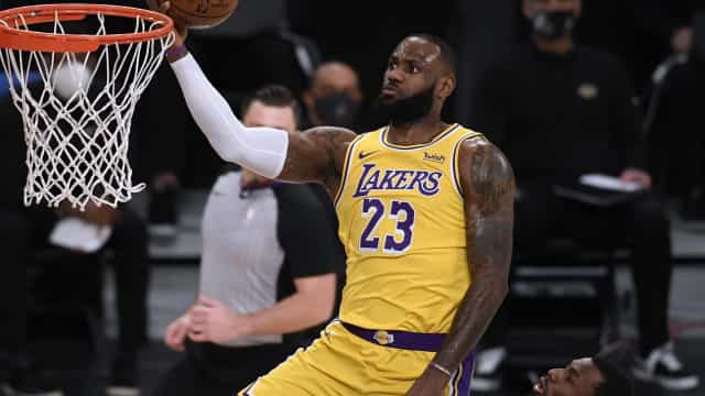 Com lesão no joelho, LeBron James deve desfalcar os Lakers por mais alguns jogos