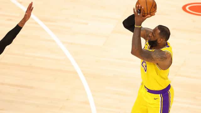 LeBron se torna maior cestinha da NBA na soma de temporadas regulares e playoffs