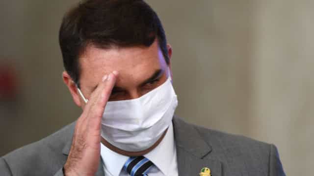 Contrariando Guedes, Flávio e líderes do governo assinam ‘PEC Kamikaze’ no Senado