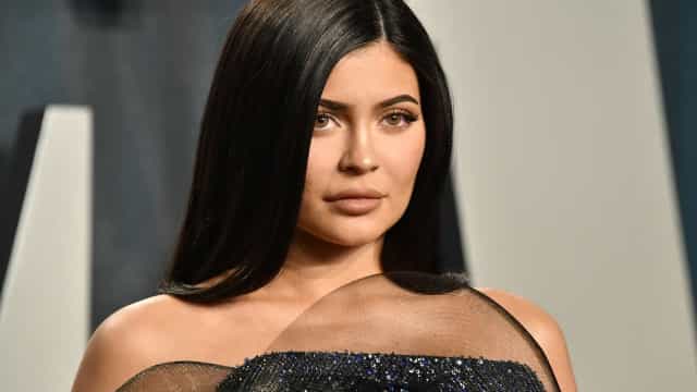 Fãs acreditam ter desvendado nome do bebê de Kylie Jenner com base em emoji