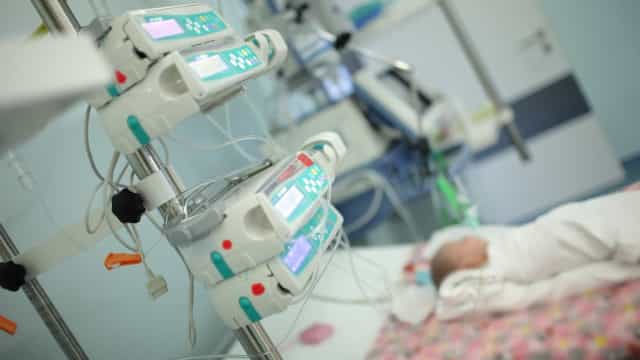 Bebê de um ano e quatro meses morre com covid-19 no Distrito Federal