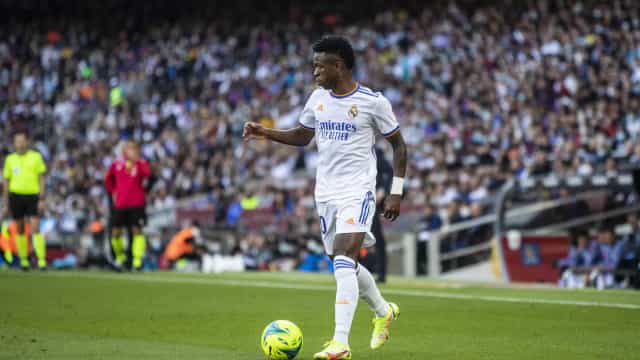 Vinícius Jr marca, Real Madrid vence Alavés e pode ampliar vantagem no Espanhol