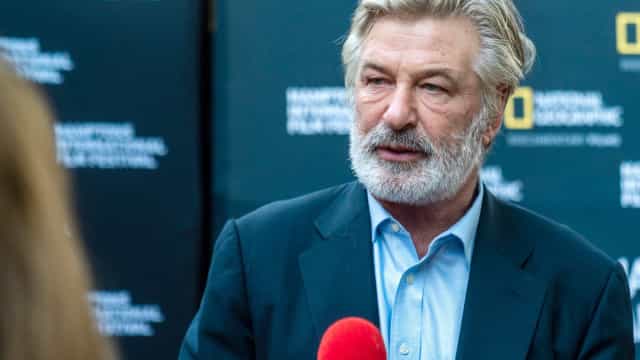 Alec Baldwin irrita viúvo de Halyna Hutchins por negar responsabilidade