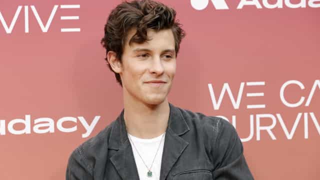 Shawn Mendes é fotografado com morena no Havaí