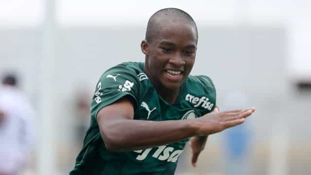 Endrick recebe tratamento de astro no Palmeiras enquanto tenta manter pés no chão