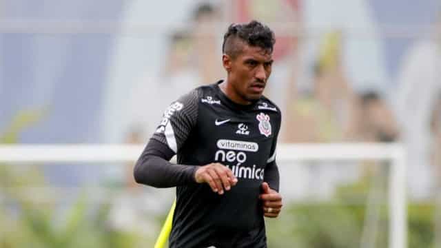 Paulinho celebra chance como titular e exalta experiência corintiana em virada