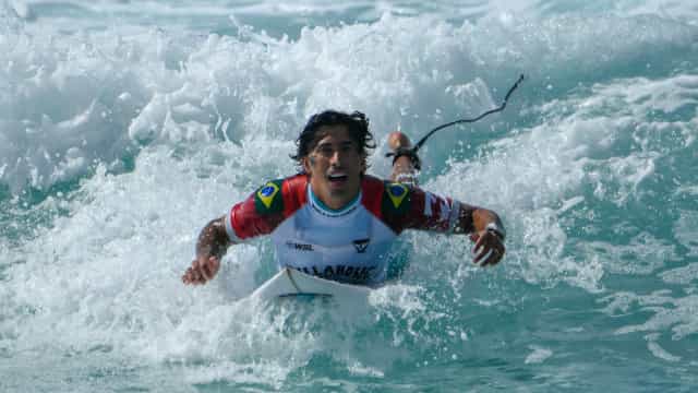 Miguel Pupo elimina Italo Ferreira e avança as quartas de final em Pipeline
