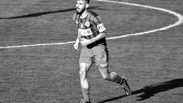 Jogador de futebol de 21 anos morre durante jogo sem assistência médica