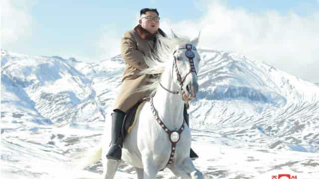 Kim Jong-un volta a passear de cavalo branco em nova propaganda da Coreia do Norte