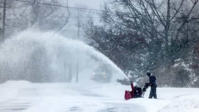 Tempestade de neve deixa milhões sob alerta, corta energia e cancela voos nos EUA