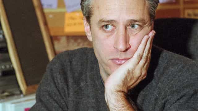 Comediante Jon Stewart defende podcaster Joe Rogan e vê reação de músicos como exagerada