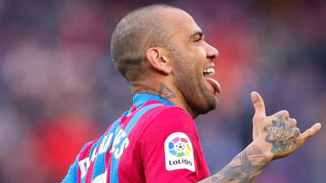 Barcelona faz 4 no Atlético em jogo com gol, assistência e expulsão de Dani Alves
