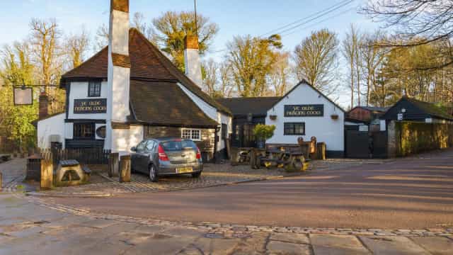 Pub considerado o mais antigo da Inglaterra fecha devido à pandemia