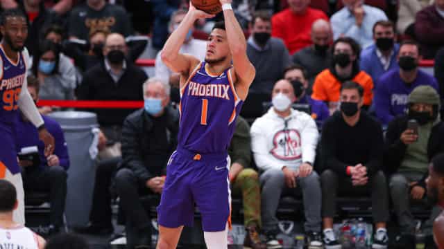 Devin Booker brilha ao anotar 38 pontos e ajuda Suns em vitória contra os Bulls