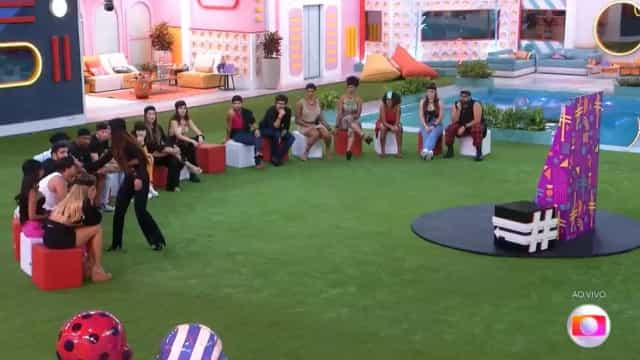 Internautas questionam ‘tapa’ de Maria na testa de Arthur Aguiar no BBB