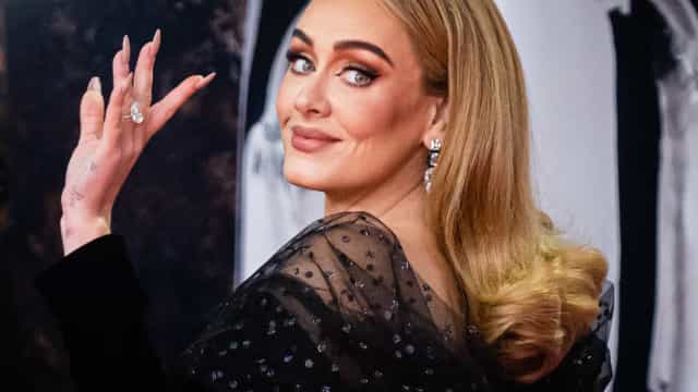 Adele está noiva? Anel de diamante levanta suspeitas
