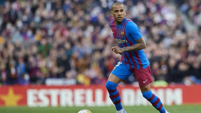 Daniel Alves pega 2 jogos de gancho por expulsão contra o Atlético de Madrid