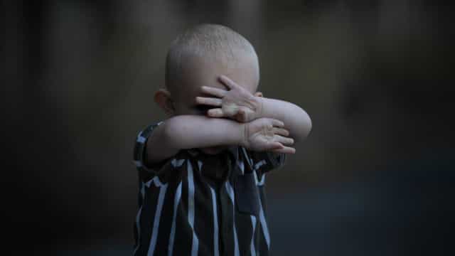 Casal é preso no EUA por manter filho adotivo aprisionado por 5 anos