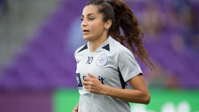 Nadia Nadim fugiu do Taleban, jogou pela Dinamarca e agora se dedicará à medicina