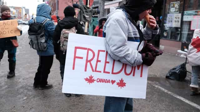 Canadá começa a liberar ponte com EUA bloqueada por ato antivacina