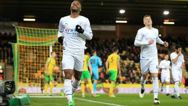 Manchester City goleia Norwich com três gols de Sterling e mantém folga no Inglês