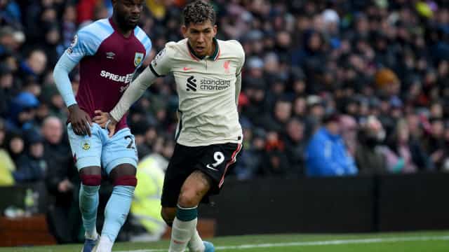 Fabinho e Alisson garantem vitória do Liverpool em jogo sofrido contra lanterna