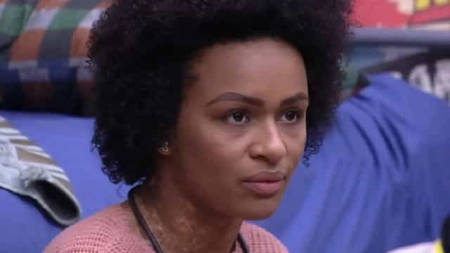 Natália sugere a Arthur que ele a imunizou com segundas intenções