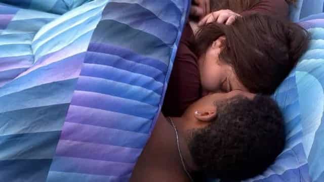 Jade e PA ficam juntos na frente da casa do BBB pela primeira vez