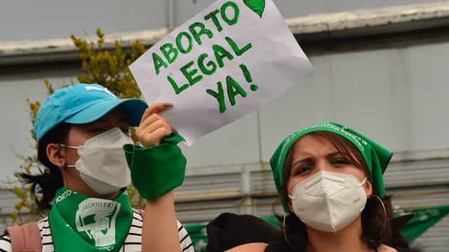 Equador aprova lei que permite aborto em casos de estupro