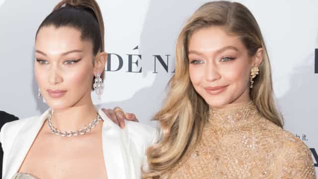 Gigi e Bella Hadid posam nuas em campanha única da Versace