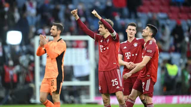 Bayern toma susto, vira para cima de lanterna e dispara na liderança do Alemão